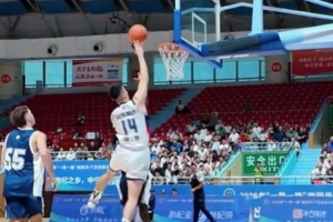 山东晒对阵澳大利亚凯西骑士的视频：训千次不如战一场 以赛代练