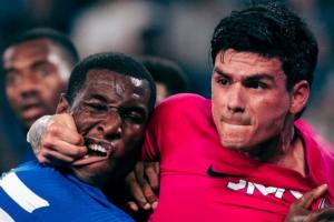 手撕杰哥？杰克逊对抗时被柔佛球员撕嘴表情狰狞，照片走红网络